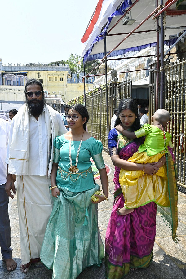 Tollywood_20Celebrities_20Special_20Prayers_20At_20Tirumala_20Tirupati_20Photos_26.jpg 9