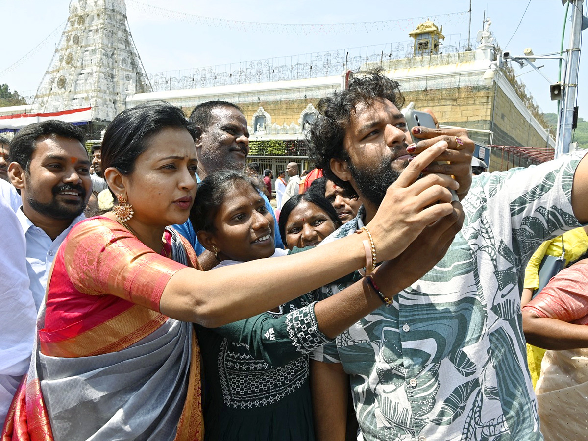 Tollywood_20Celebrities_20Special_20Prayers_20At_20Tirumala_20Tirupati_20Photos_28.jpg 11