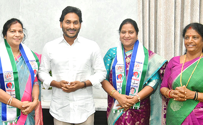 Sesha-Kumari-Joins-YSRCP-At-Tadepalli.jpg