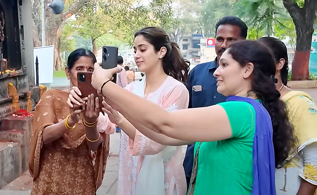 Janhvi_20Kapoor_20who_20climbed_20the_20steps_20of_20Tirumala_20on_20her_20knees_20PHotos_2.jpg 3