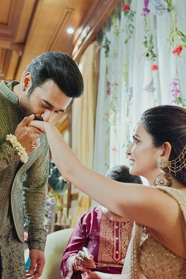 Kriti_20Kharbanda_20and_20Pulkit_20Samrat_20share_20wedding_20Photos_20in_20Social_20Media_3.jpg 4