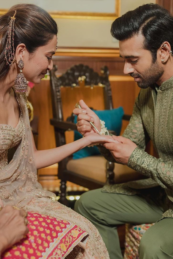 Kriti_20Kharbanda_20and_20Pulkit_20Samrat_20share_20wedding_20Photos_20in_20Social_20Media_7.jpg 8