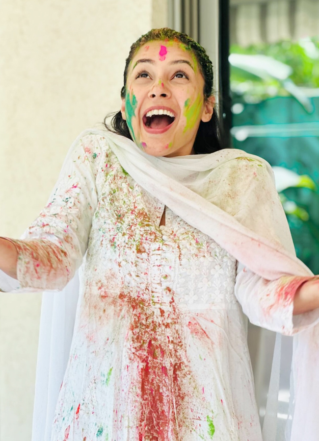 Celebs-Holi-1.jpg 26