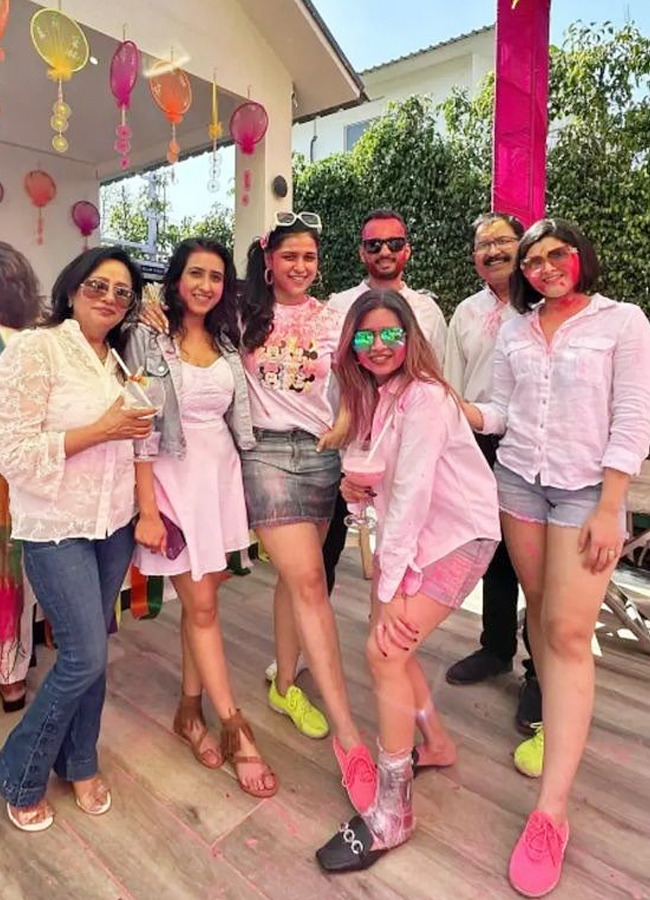 Celebs-Holi-6.jpg 31