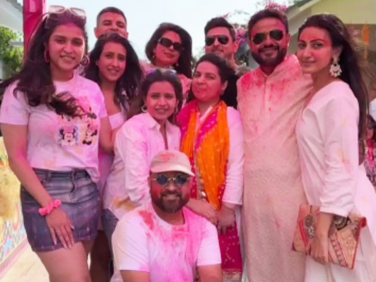 Celebs-Holi-7.jpg 32