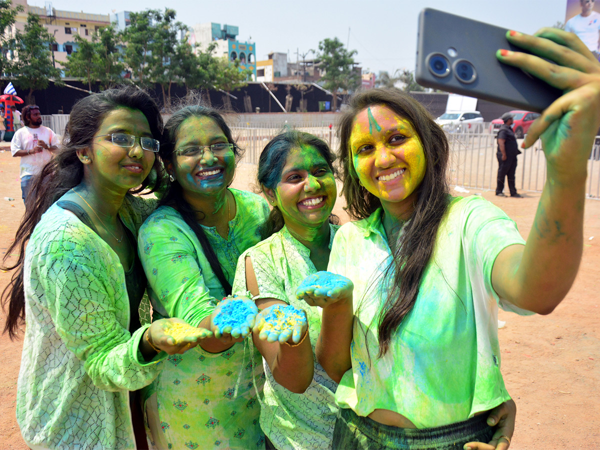 Holi_202024_20Celebration_20in_20Hyderabad_20Photos-13.jpg 13