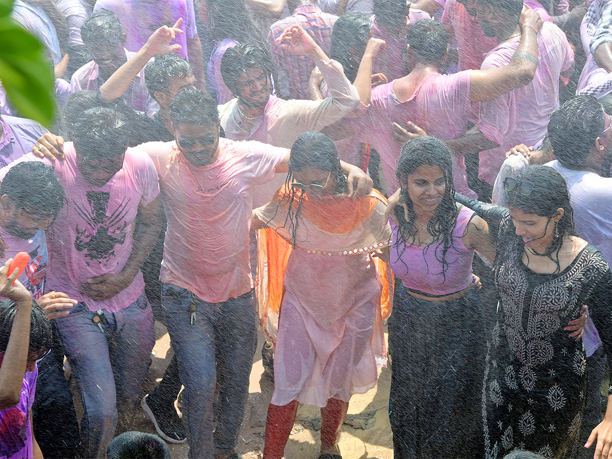 Holi_202024_20Celebration_20in_20Hyderabad_20Photos-27.jpg 25