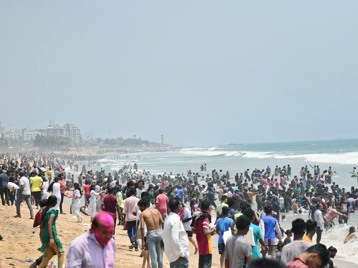 Holi_20Celebrations_20at_20Vizag_20RK_20Beach-1.jpg 1