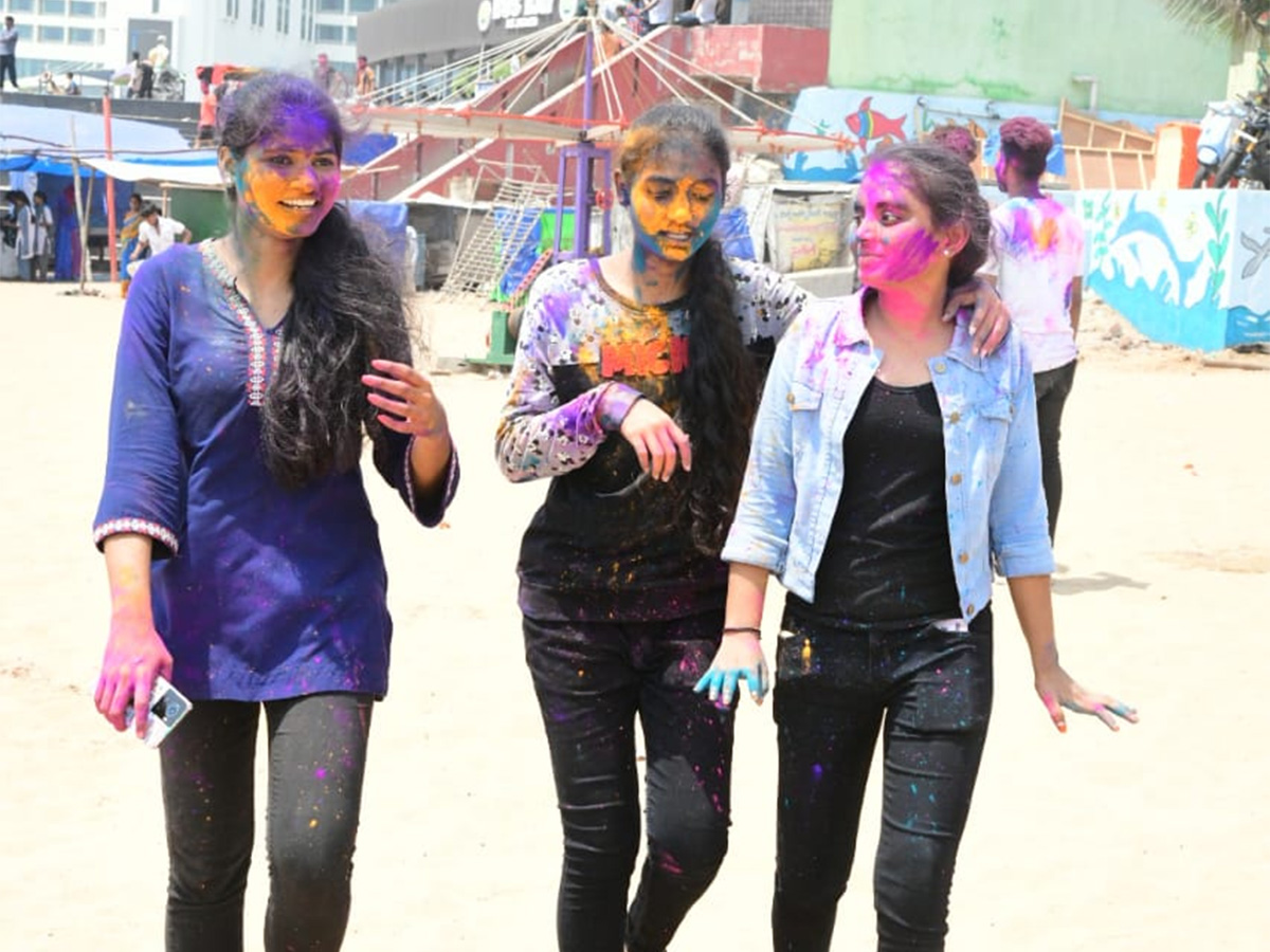 Holi_20Celebrations_20at_20Vizag_20RK_20Beach-10.jpg 8