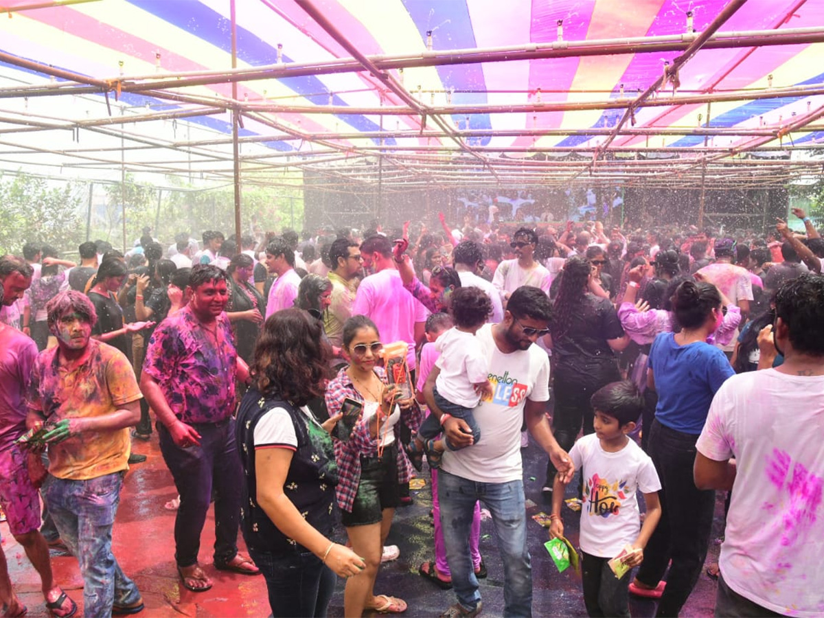 Holi_20Celebrations_20at_20Vizag_20RK_20Beach-11.jpg 9
