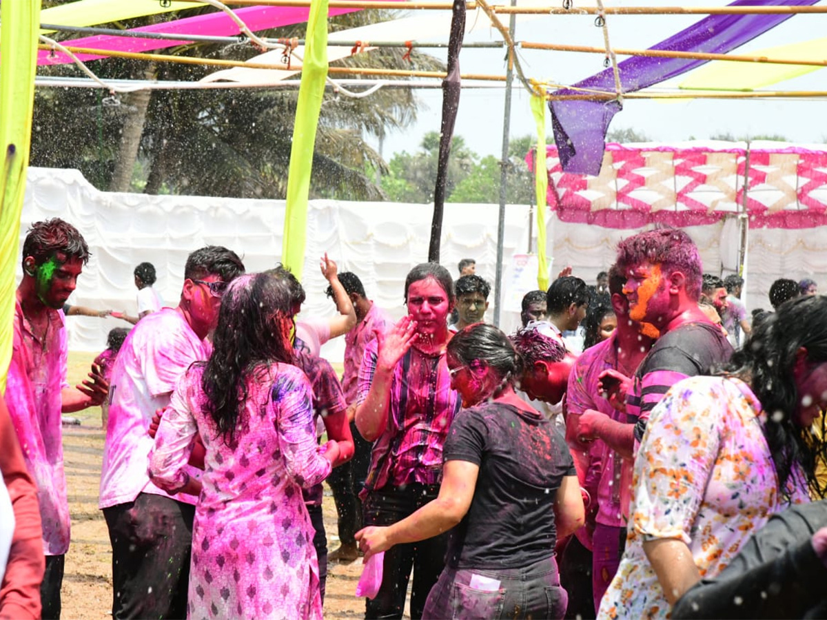 Holi_20Celebrations_20at_20Vizag_20RK_20Beach-12.jpg 10