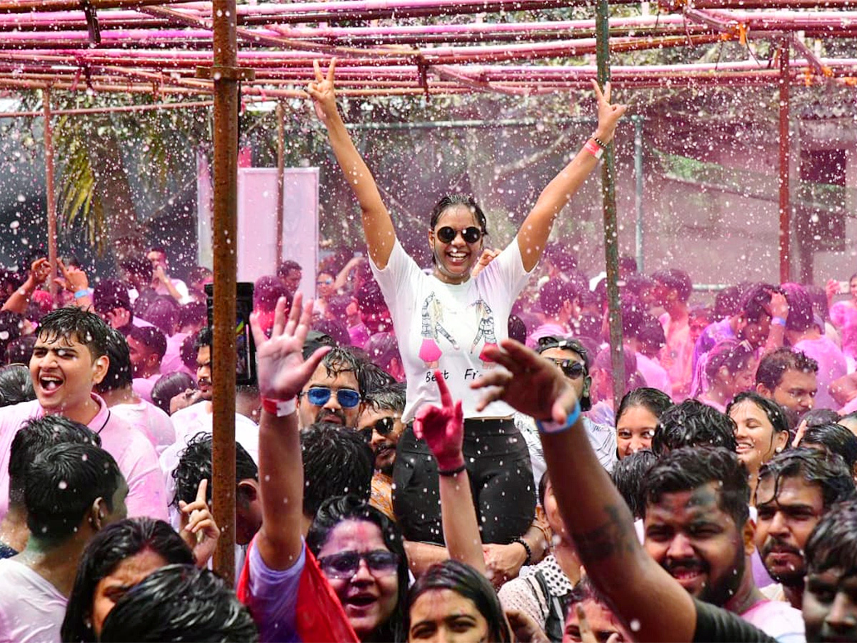 Holi_20Celebrations_20at_20Vizag_20RK_20Beach-13.jpg 11