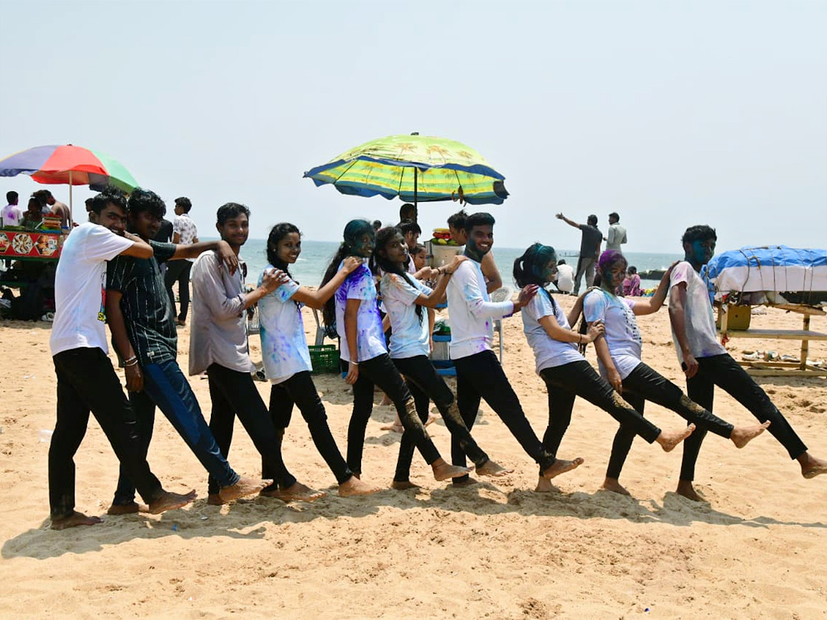 Holi_20Celebrations_20at_20Vizag_20RK_20Beach-14.jpg 12