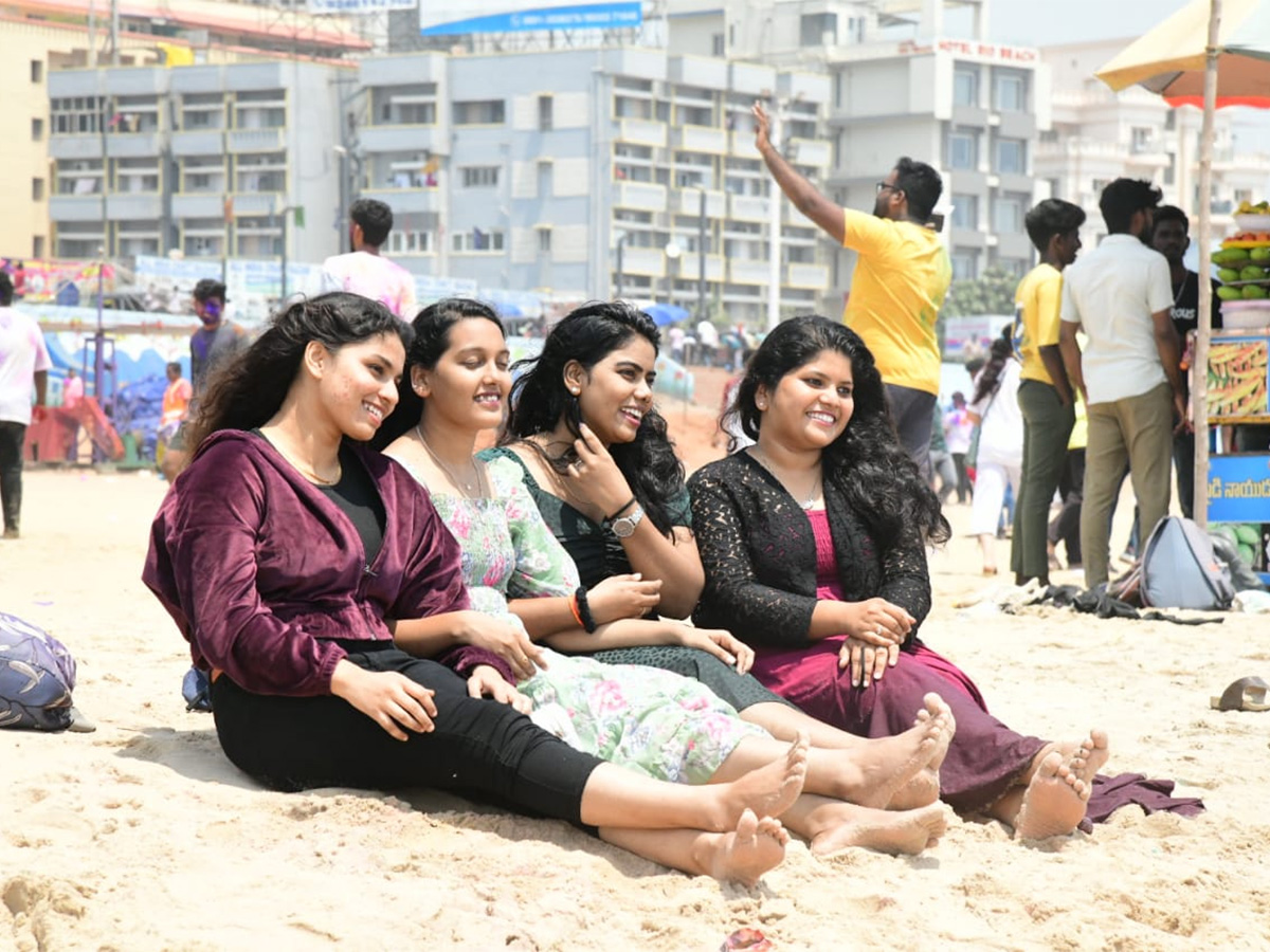 Holi_20Celebrations_20at_20Vizag_20RK_20Beach-15.jpg 13