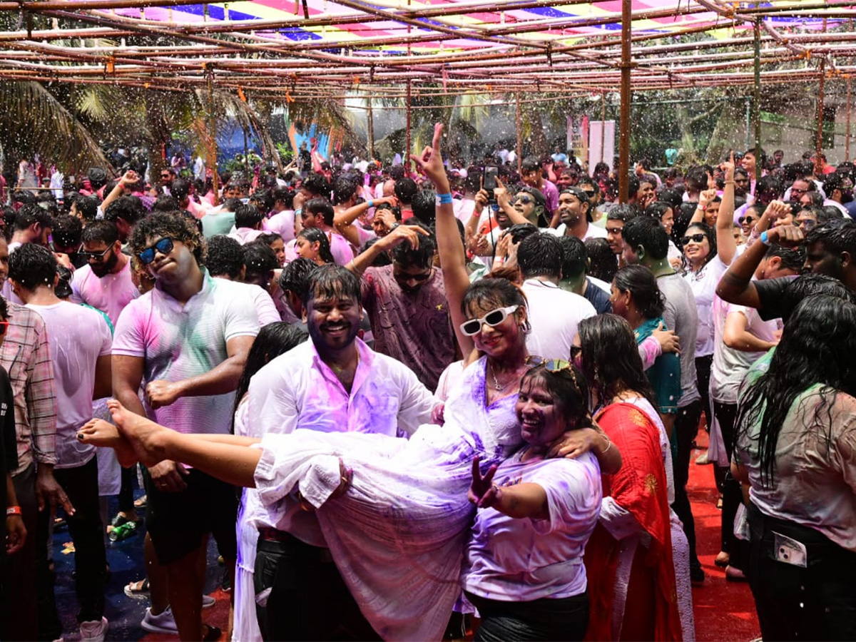 Holi_20Celebrations_20at_20Vizag_20RK_20Beach-16.jpg 14