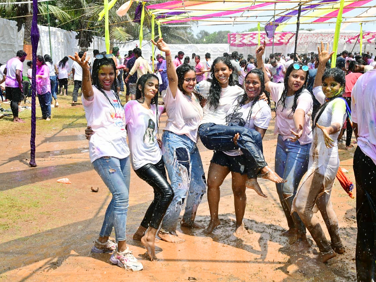 Holi_20Celebrations_20at_20Vizag_20RK_20Beach-17.jpg 15