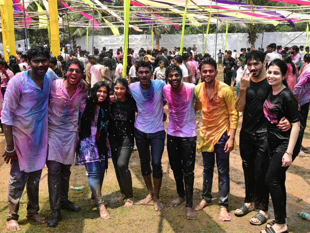 Holi_20Celebrations_20at_20Vizag_20RK_20Beach-18.jpg 16
