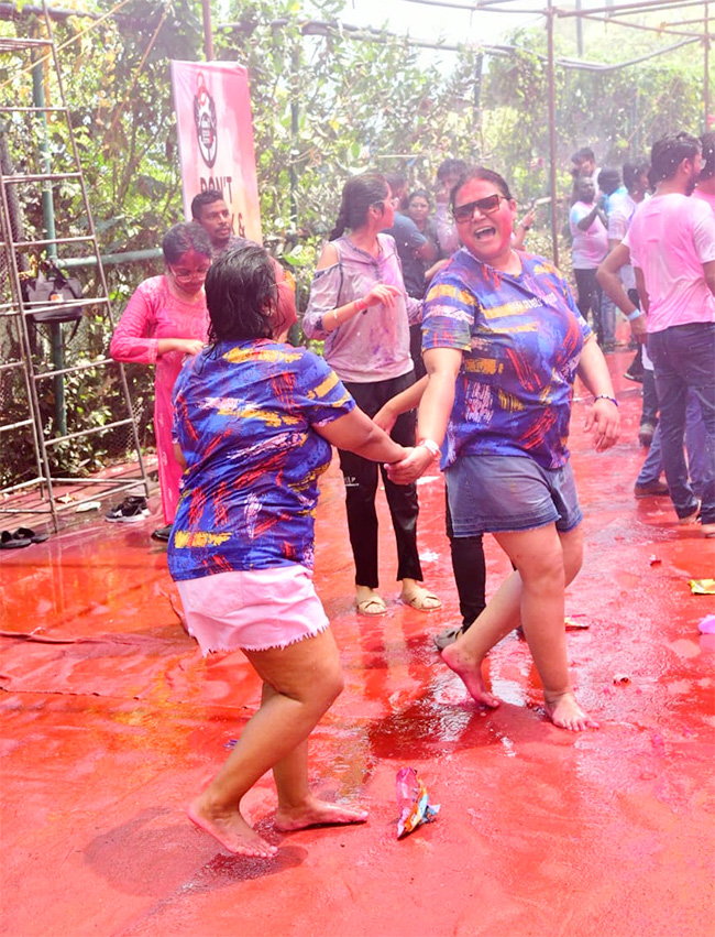 Holi_20Celebrations_20at_20Vizag_20RK_20Beach-19.jpg 17