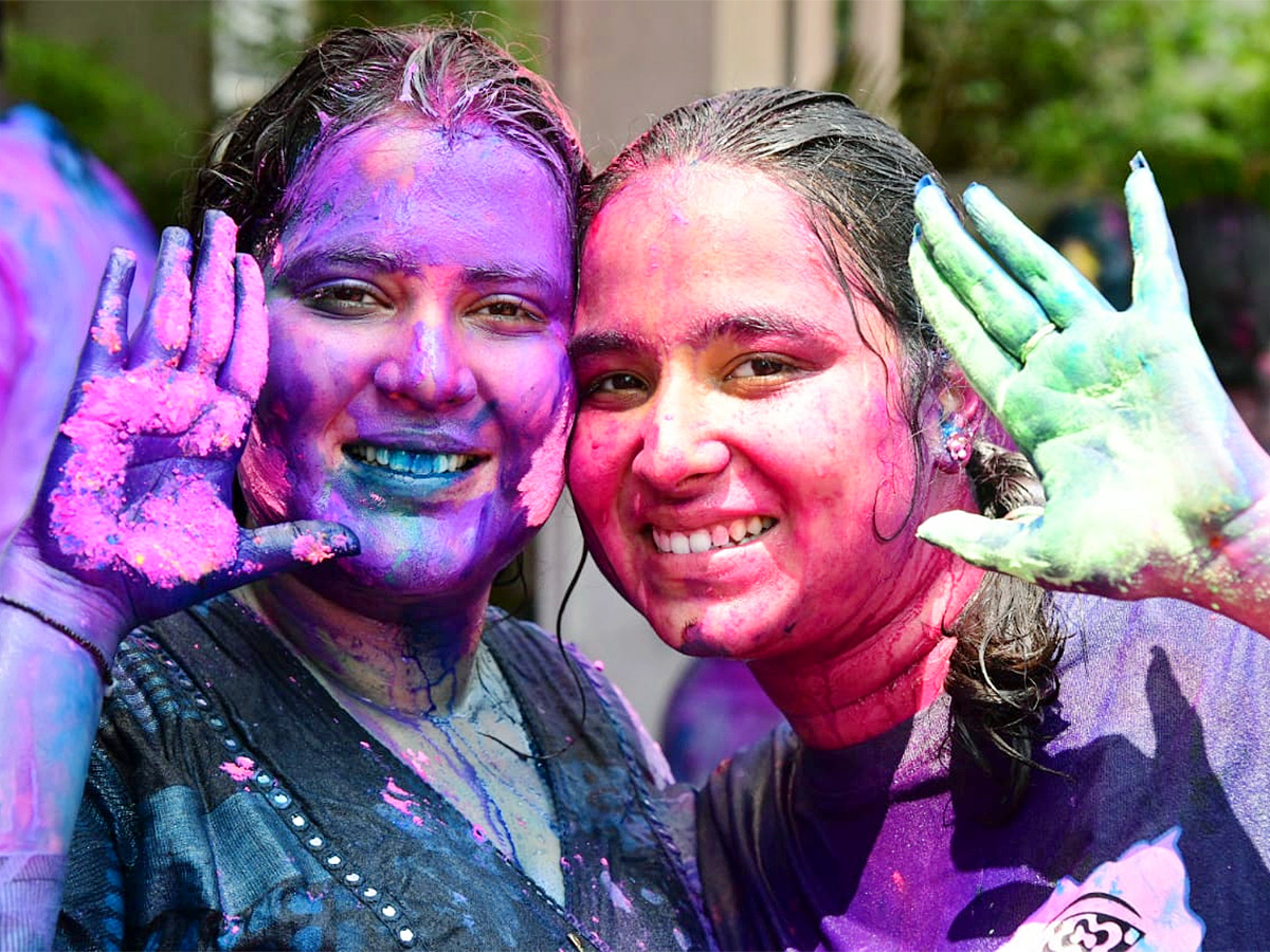 Holi_20Celebrations_20at_20Vizag_20RK_20Beach-2.jpg 2