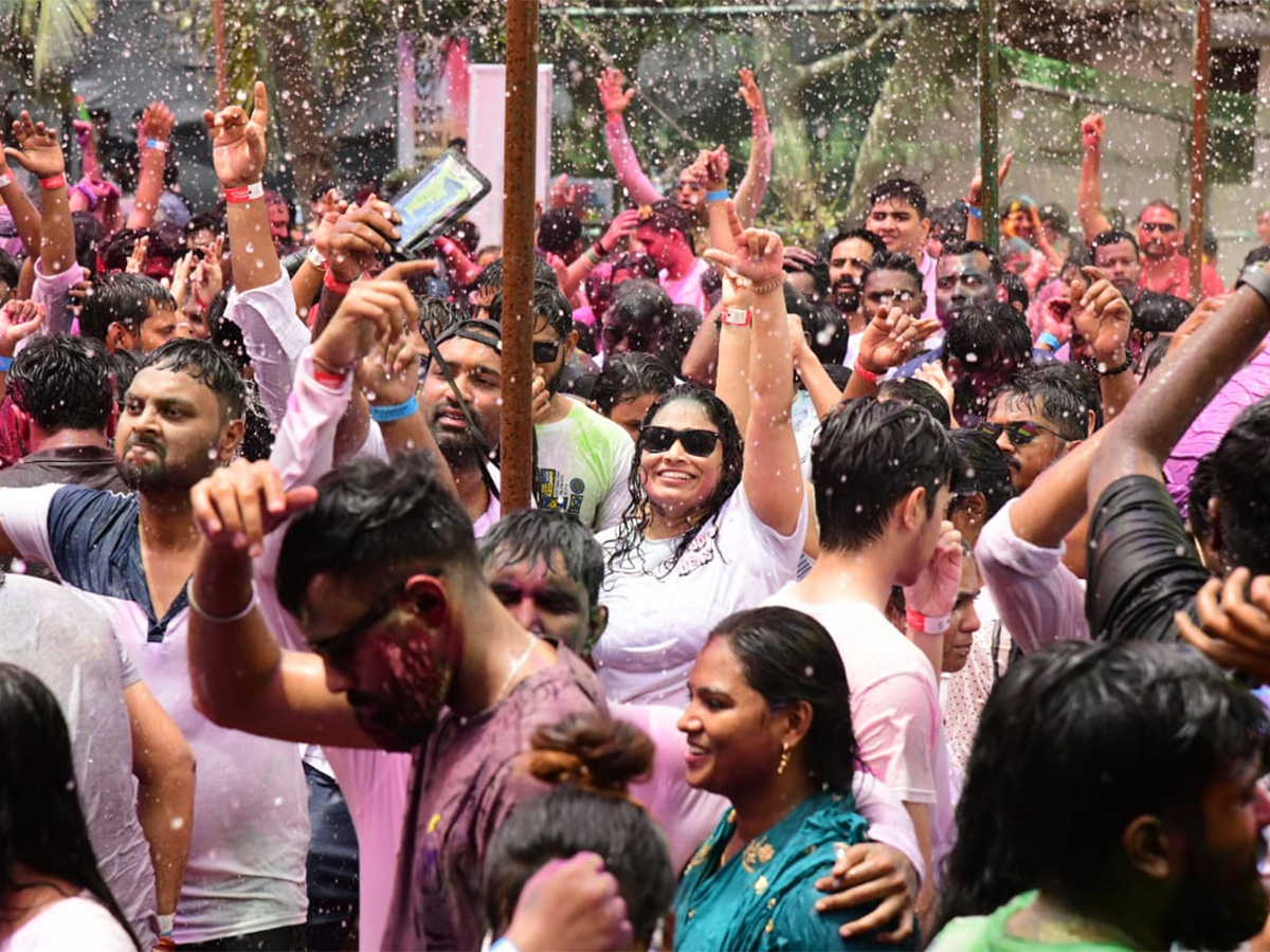 Holi_20Celebrations_20at_20Vizag_20RK_20Beach-20.jpg 18