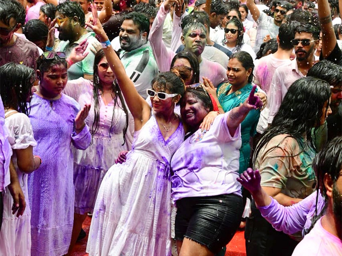 Holi_20Celebrations_20at_20Vizag_20RK_20Beach-21.jpg 19