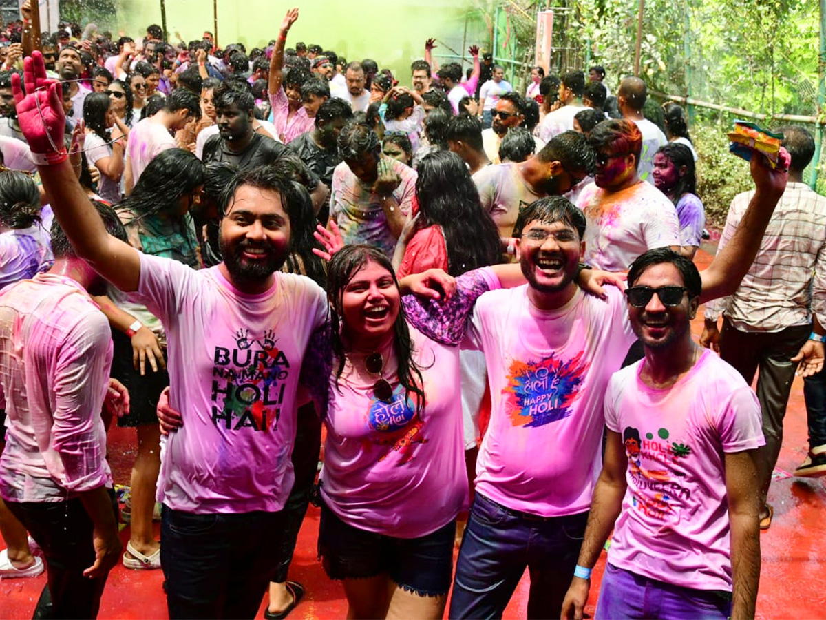 Holi_20Celebrations_20at_20Vizag_20RK_20Beach-22.jpg 20