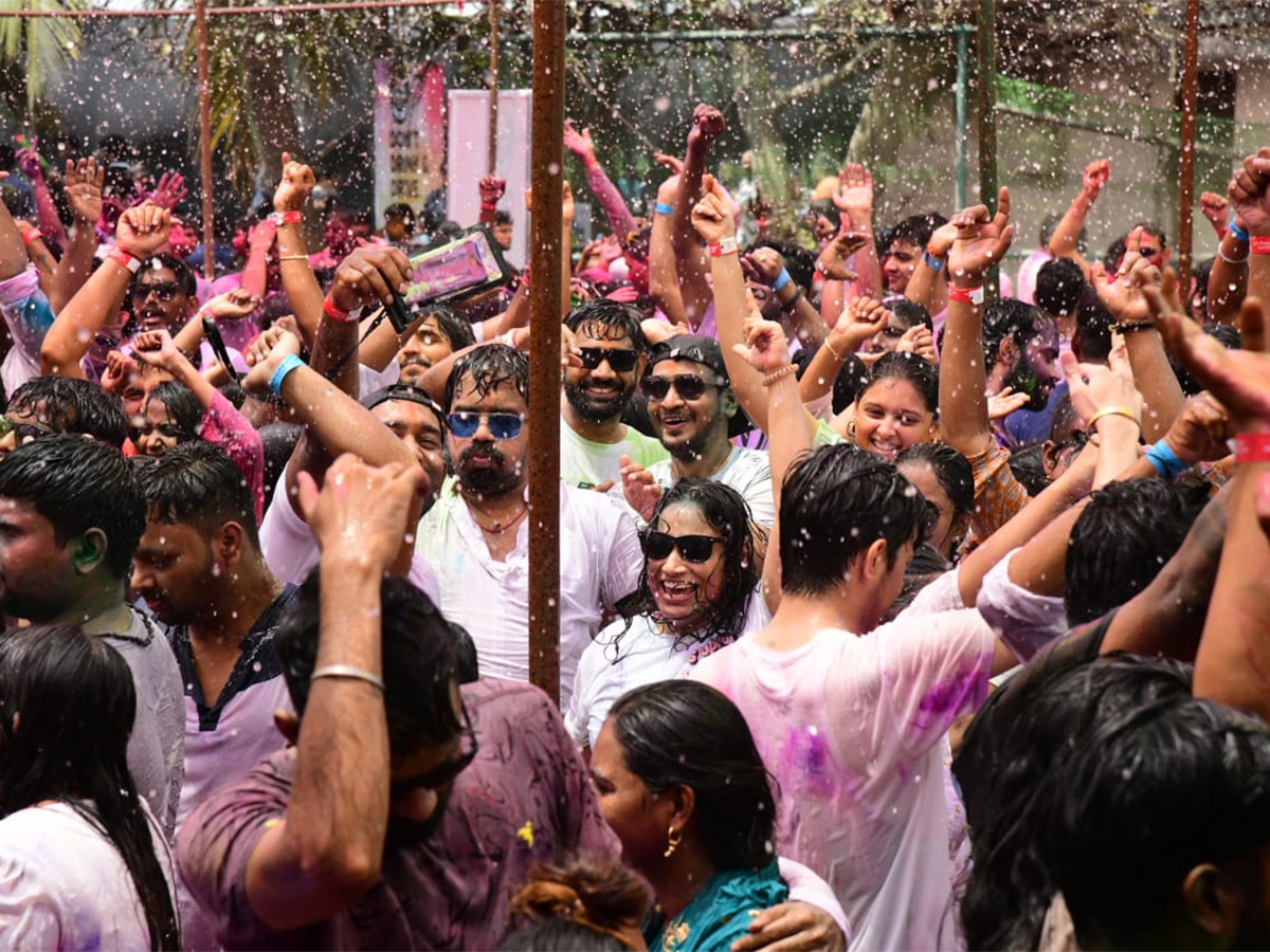 Holi_20Celebrations_20at_20Vizag_20RK_20Beach-23.jpg 21