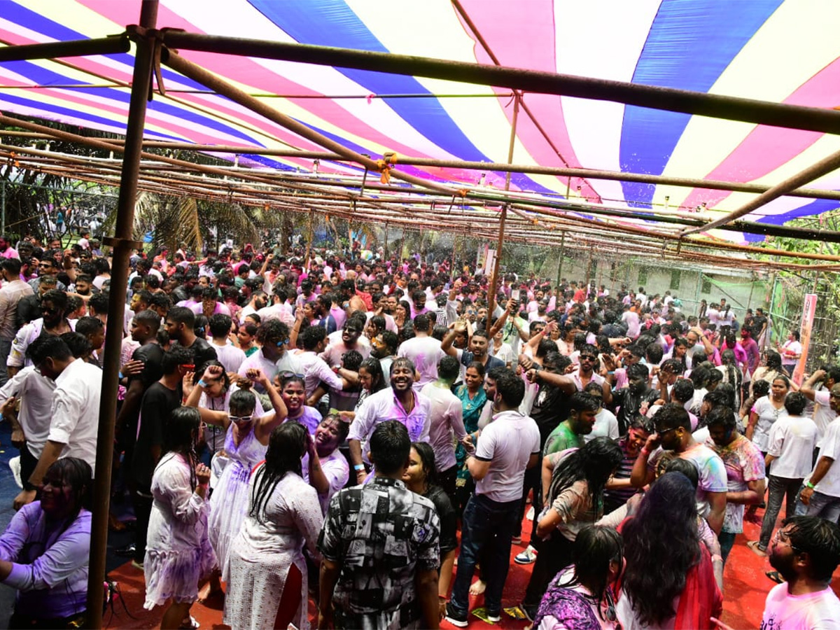 Holi_20Celebrations_20at_20Vizag_20RK_20Beach-25.jpg 22