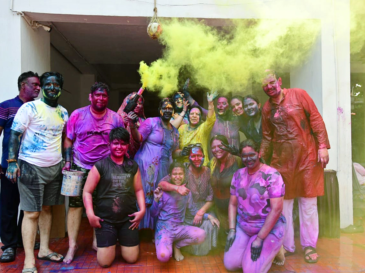Holi_20Celebrations_20at_20Vizag_20RK_20Beach-26.jpg 23