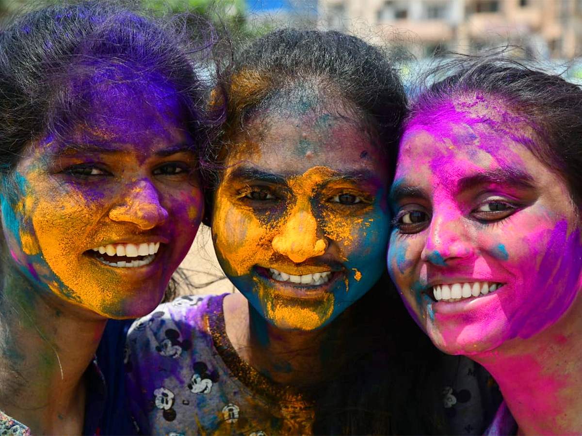 Holi_20Celebrations_20at_20Vizag_20RK_20Beach-28.jpg 24