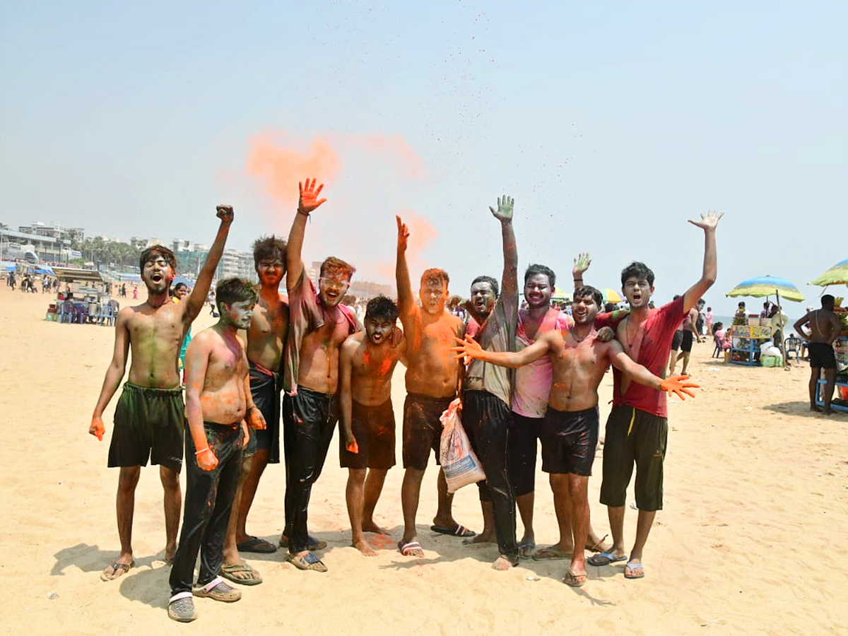 Holi_20Celebrations_20at_20Vizag_20RK_20Beach-29.jpg 25