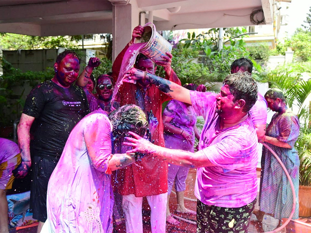 Holi_20Celebrations_20at_20Vizag_20RK_20Beach-3.jpg 3
