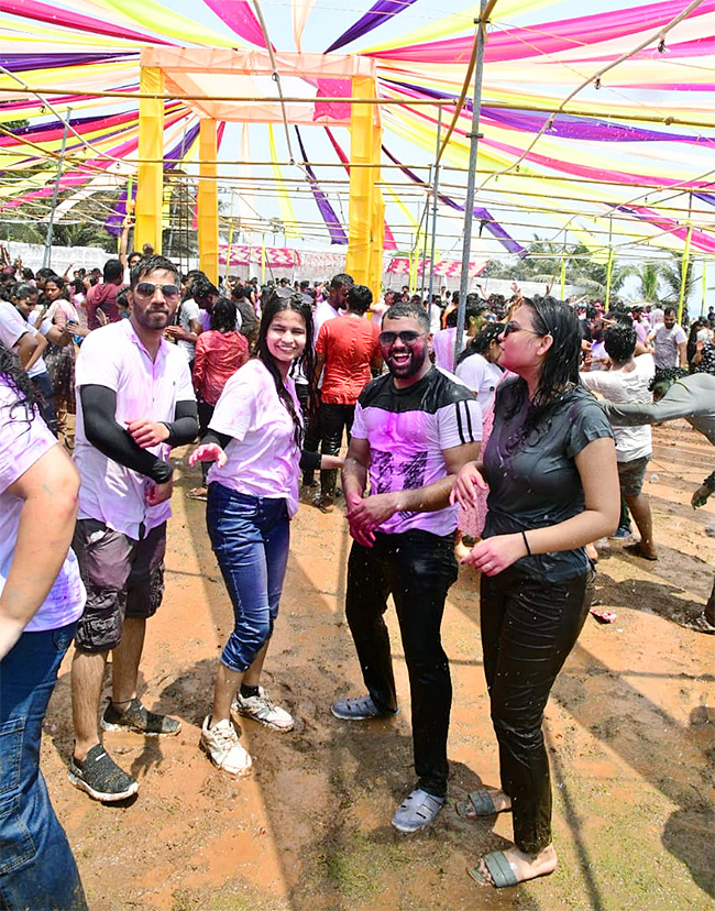 Holi_20Celebrations_20at_20Vizag_20RK_20Beach-30.jpg 26