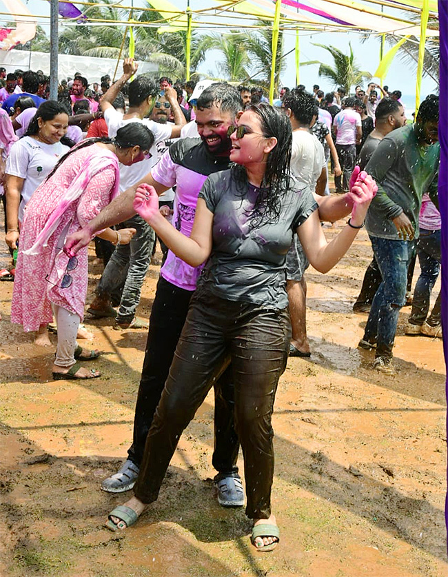 Holi_20Celebrations_20at_20Vizag_20RK_20Beach-31.jpg 27
