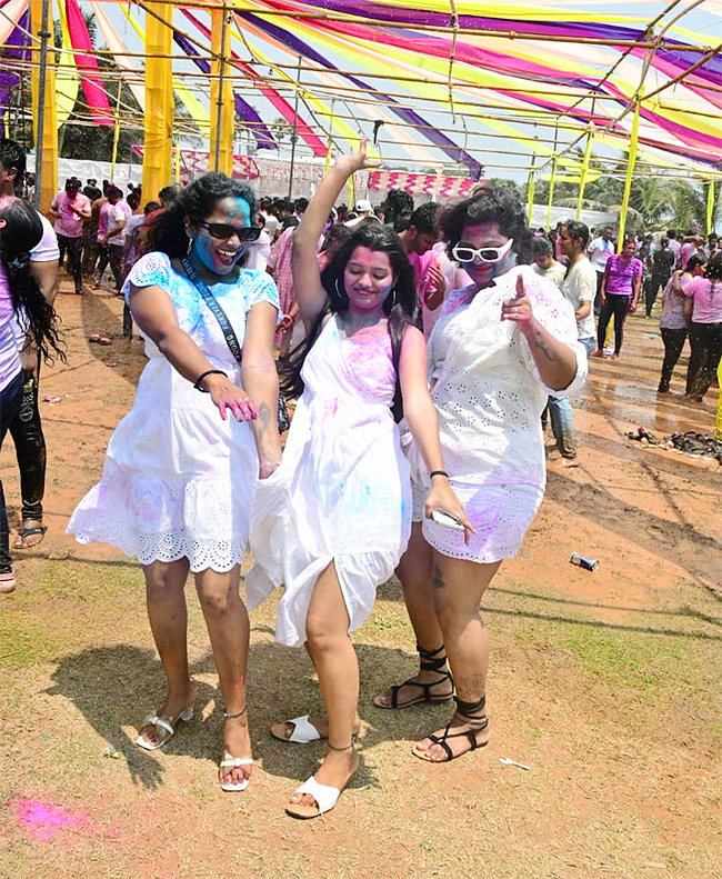 Holi_20Celebrations_20at_20Vizag_20RK_20Beach-32.jpg 28
