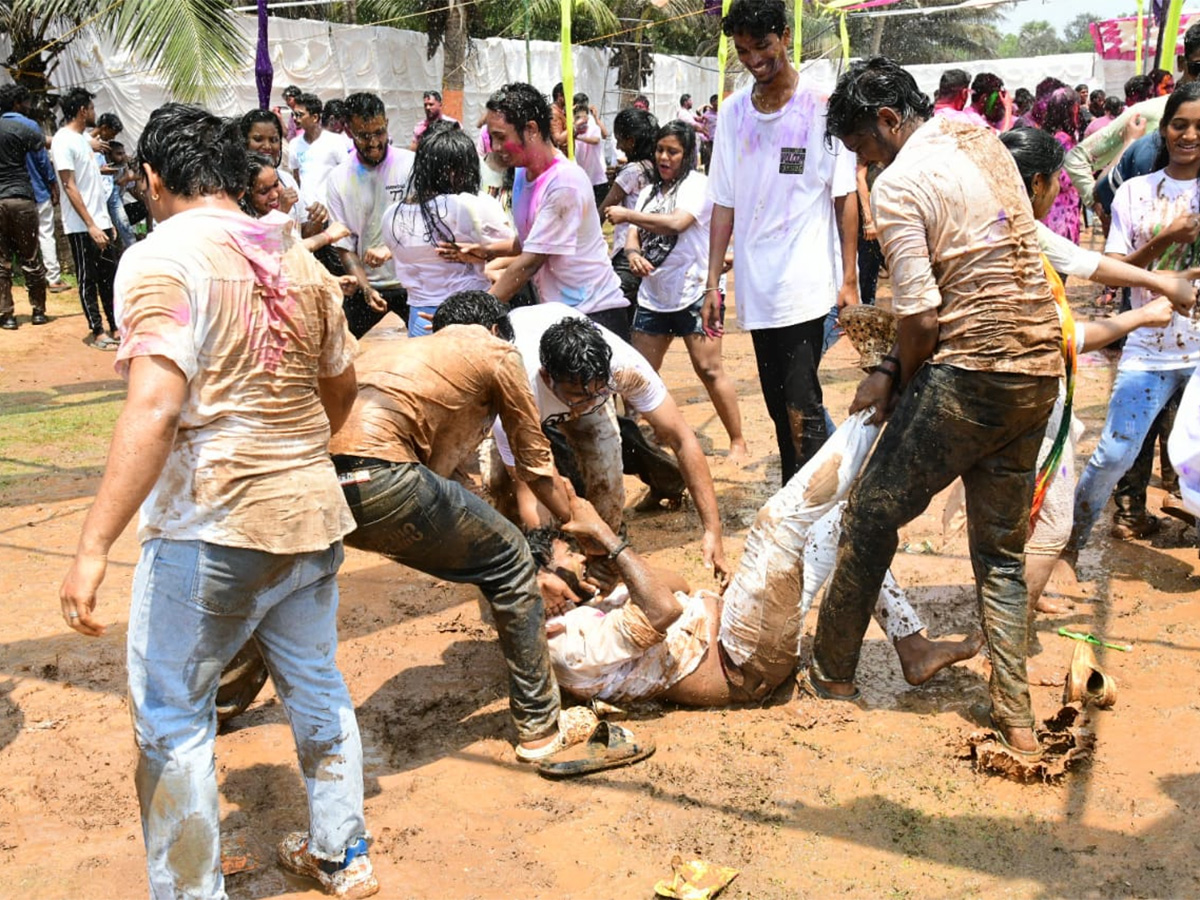Holi_20Celebrations_20at_20Vizag_20RK_20Beach-33.jpg 29