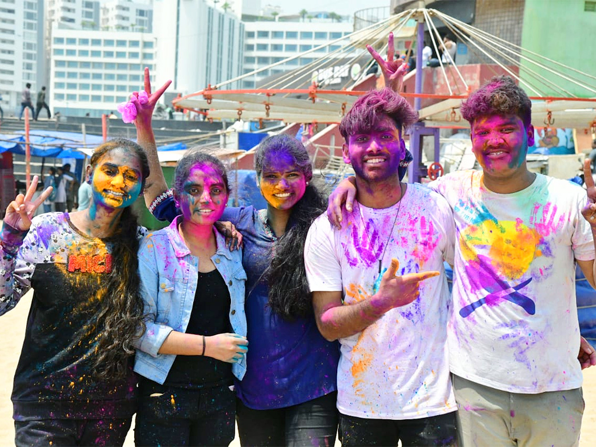 Holi_20Celebrations_20at_20Vizag_20RK_20Beach-36.jpg 31