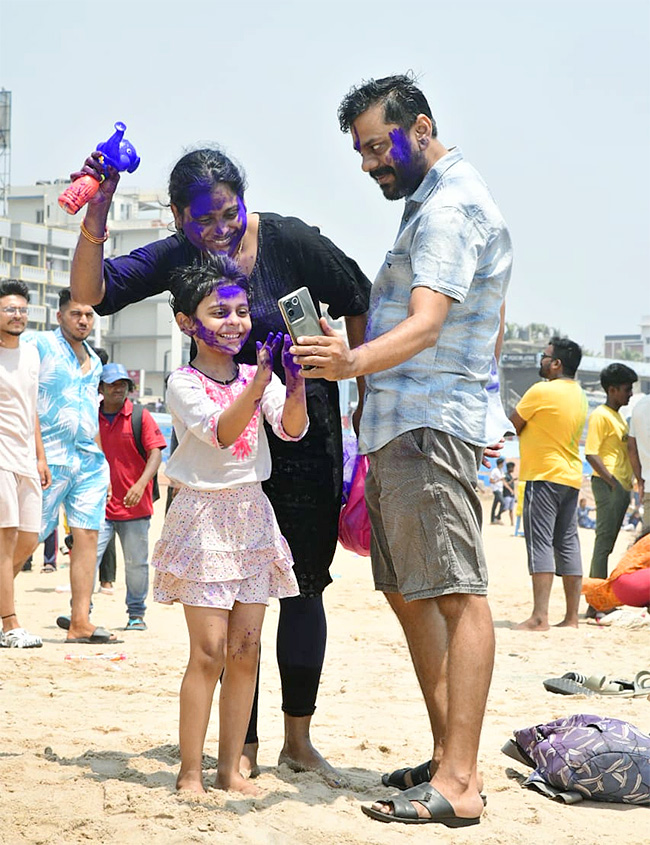 Holi_20Celebrations_20at_20Vizag_20RK_20Beach-37.jpg 32