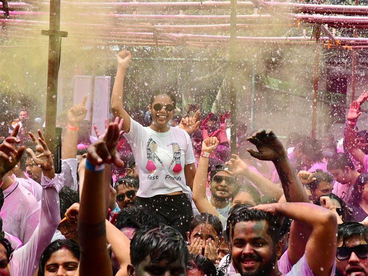Holi_20Celebrations_20at_20Vizag_20RK_20Beach-4.jpg 4