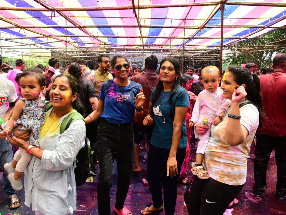 Holi_20Celebrations_20at_20Vizag_20RK_20Beach-6.jpg 5