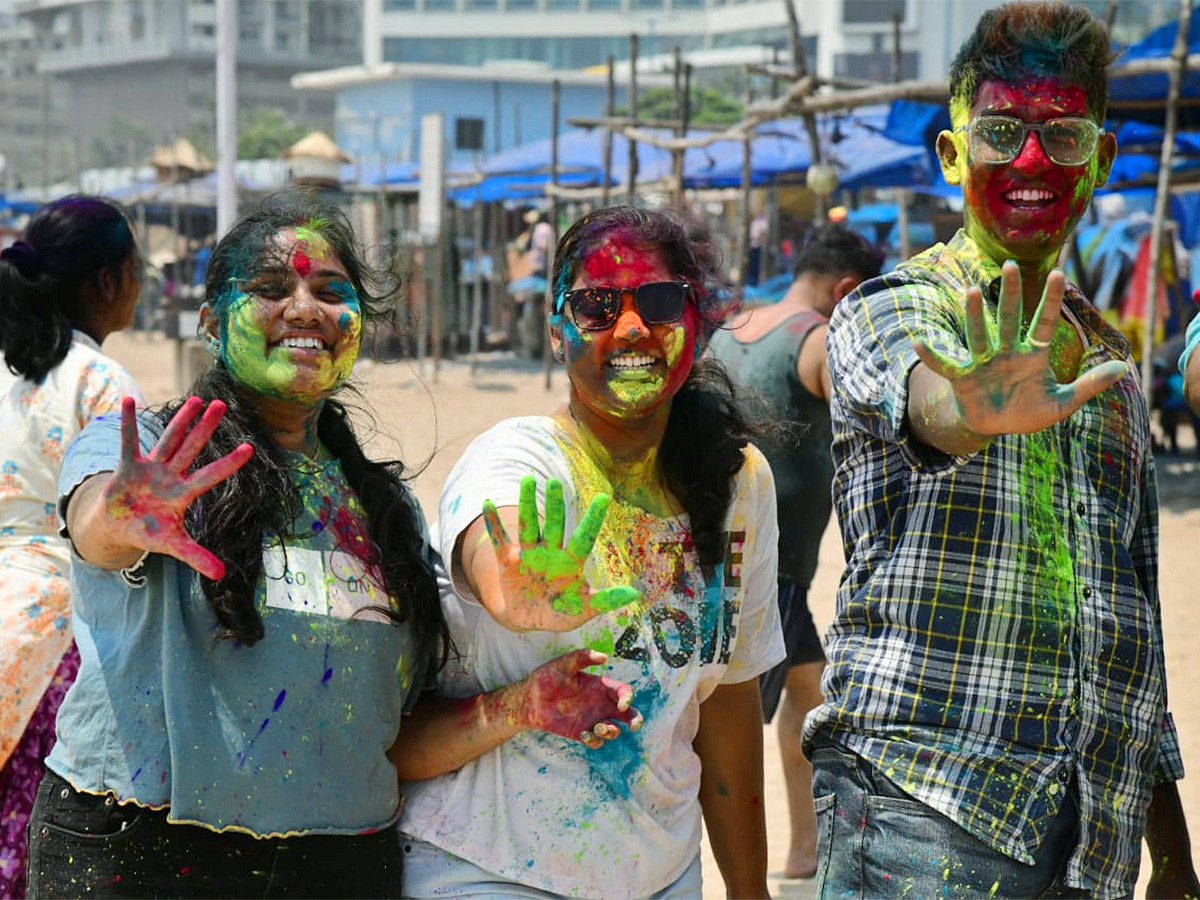 Holi_20Celebrations_20at_20Vizag_20RK_20Beach-9.jpg 7