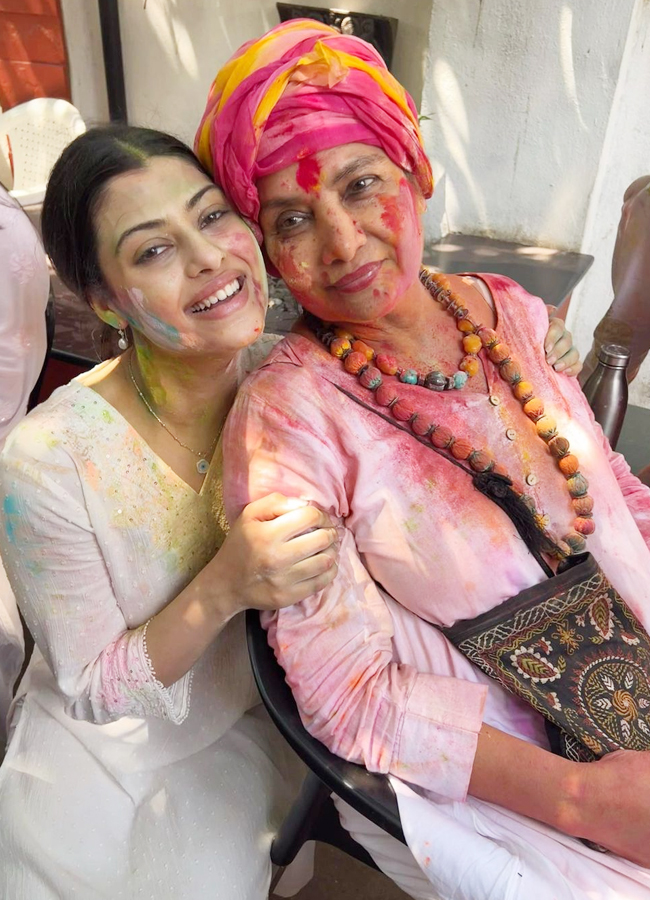 Zanani-Bhosle_Shabana-Azmi.jpg 56