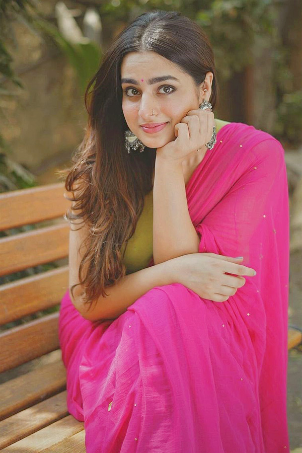 Ayesha_20Khan_20Latest_20Stunning_20Photos_16.jpg 17