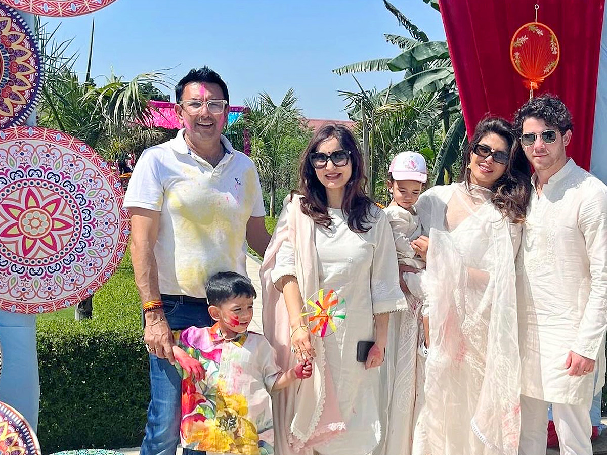Bollywood_20celebrities_20holi_20celebrations_20Photos_17.jpg 18