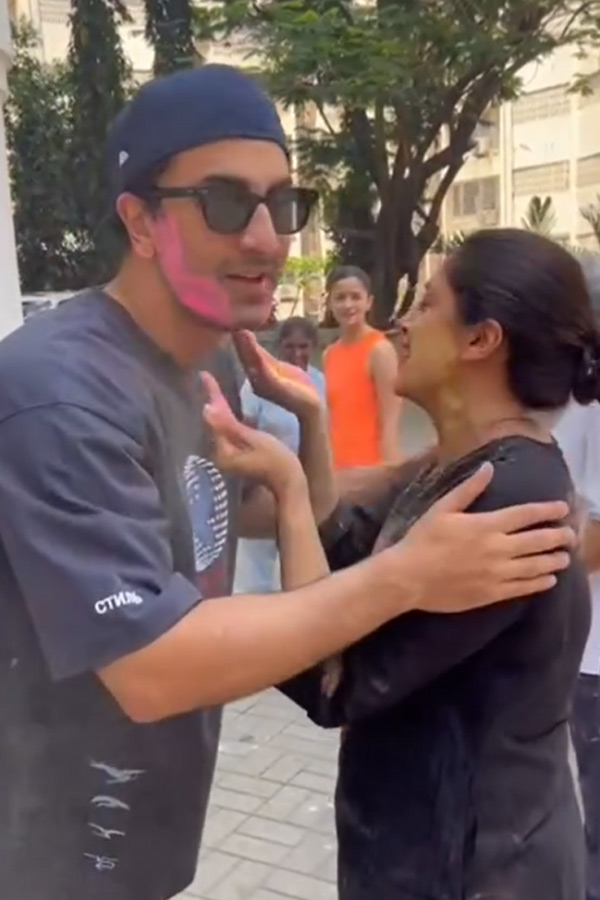 Bollywood_20celebrities_20holi_20celebrations_20Photos_27.jpg 28