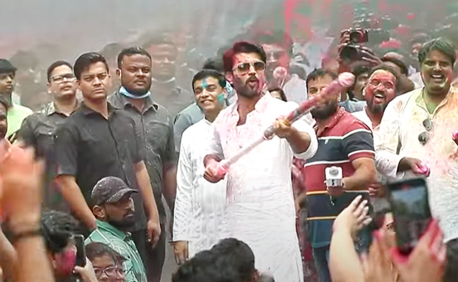 Family_20Star_20team_20launches_20_E2_80_98Madhuramu_20Kadha_E2_80_99_20during_20Holi_20Photos_4.jpg 10