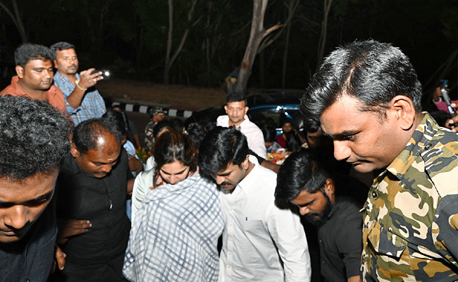 Ram_20Charan_20Wife_20Upasana_20Reached_20Tirumala_20Photos_7.jpg 7