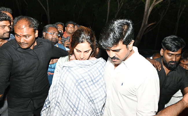 Ram_20Charan_20Wife_20Upasana_20Reached_20Tirumala_20Photos_8.jpg 8