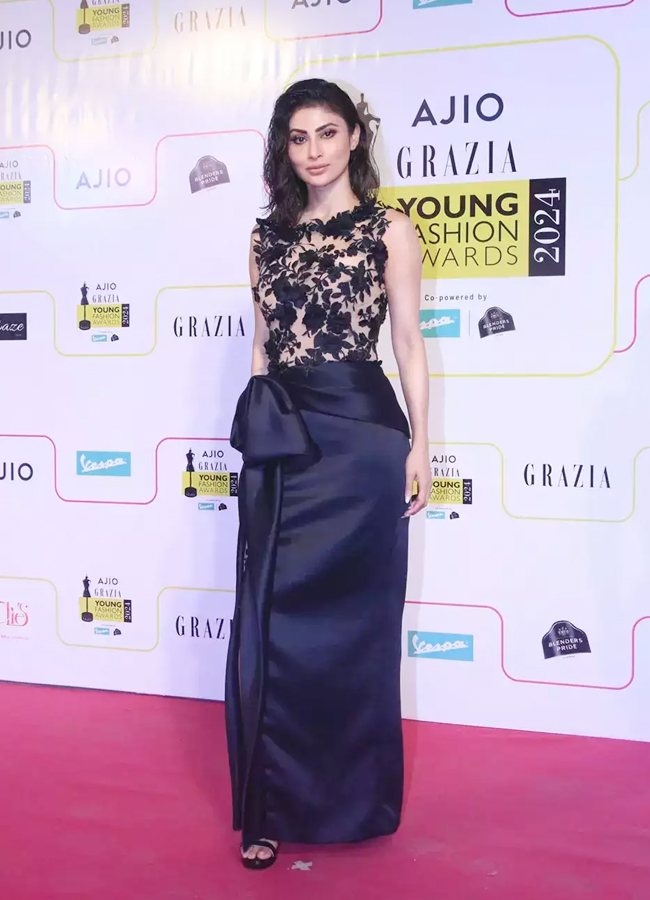 1.Mouni-Roy.jpg 2
