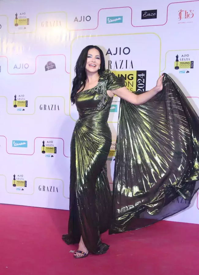 8.Sunny-Leone.jpg 10